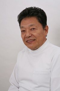 万井院長写真(白衣斜め前向) (1)